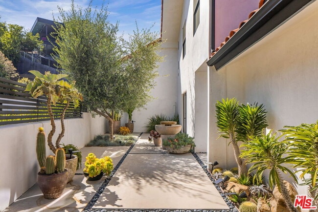 Photo - 2528 Carman Crest Dr