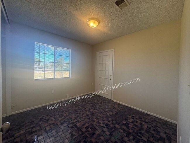 Photo - Large Lot 4 + 2 in Lake Los Angeles