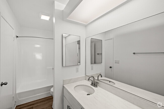 1BR, 1BA - 865SF - Bathroom - Ashwood Gardens