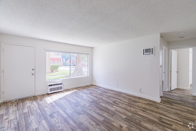 2BR, 1BA - 858SF - Parkwood Gardens