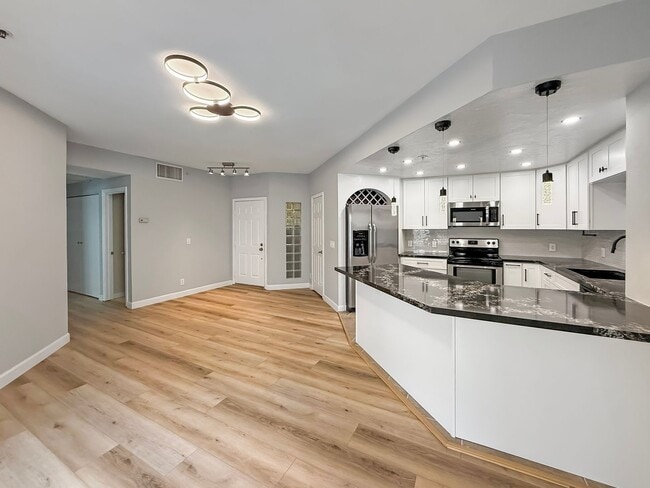Beautiful 2B/2BA in the Marina w/ Newly Re... - Beautiful 2B/2BA in the Marina w/ Newly Re... Condo Unit 211