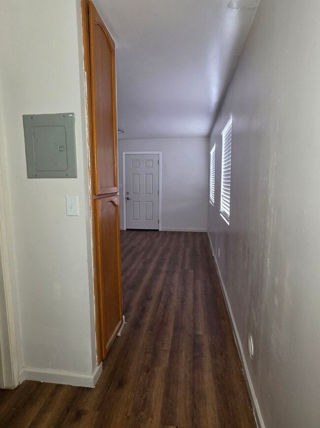 Building Photo - 487 S Sadler Ave Unit 487 1/2