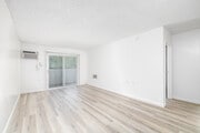 1BR, 1BA - 550SF - Living Room - Reflections at Wyandotte