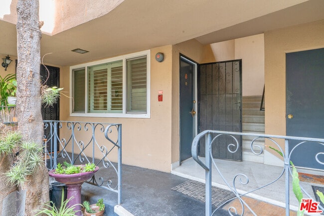 Photo - 2030 N Vermont Ave Unit 6