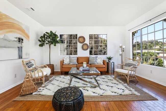 Building Photo - 1811 W Silver Lake Dr