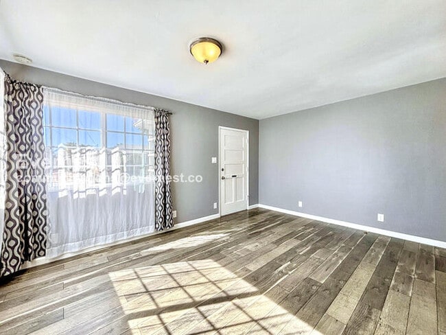 Photo - 2571 Judson St