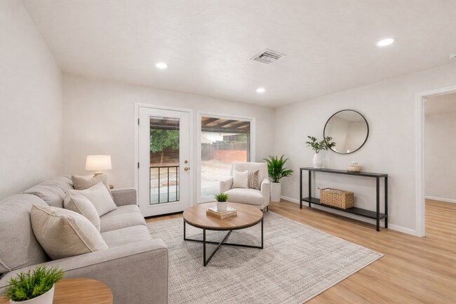 Photo - Nice 5 bedroom house on Ewing!