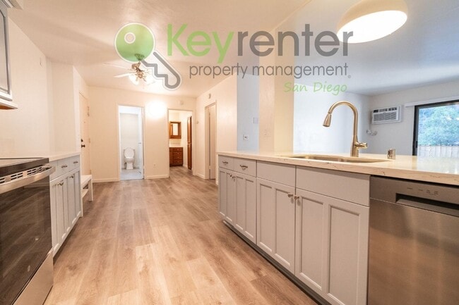 Building Photo - Walking distance to Fashion Vally Mall |2 minute drive to both North and South 163, as well as I-8 Unit 267