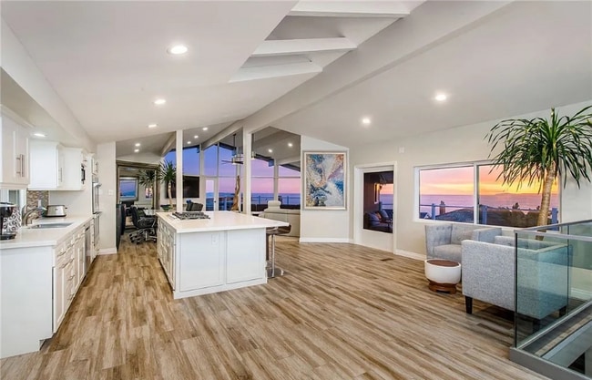 Photo - 2 Camel Point Dr