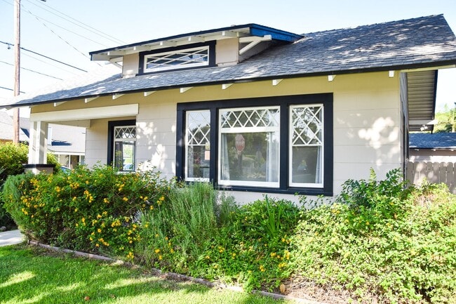 Building Photo - Grand (384-394) South Unit Grand (394) South