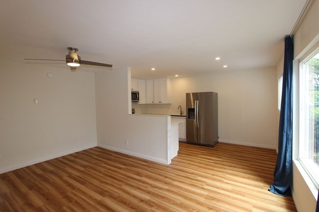 Building Photo - Beautiful, recently remodeled 1 bedroom 1 bathroom condo available now