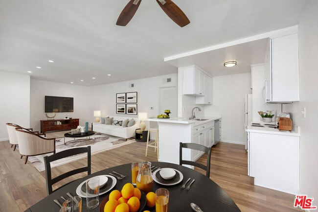 Photo - 12801 Moorpark St Unit 313