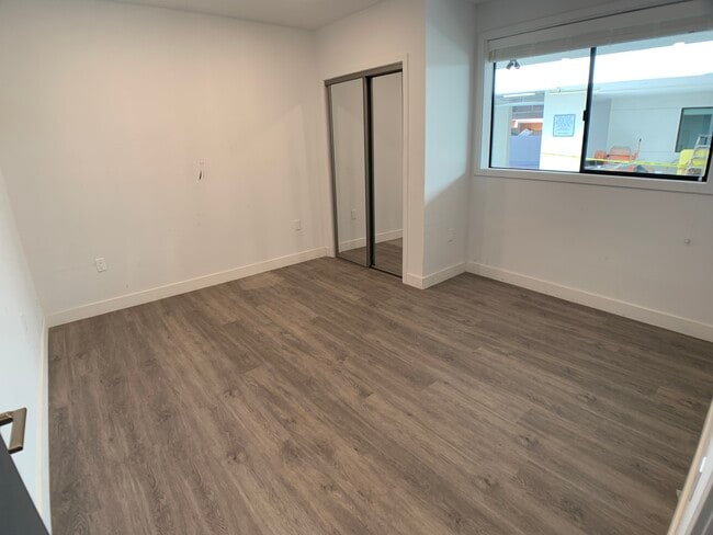 Photo - 14639-14645 Vanowen St