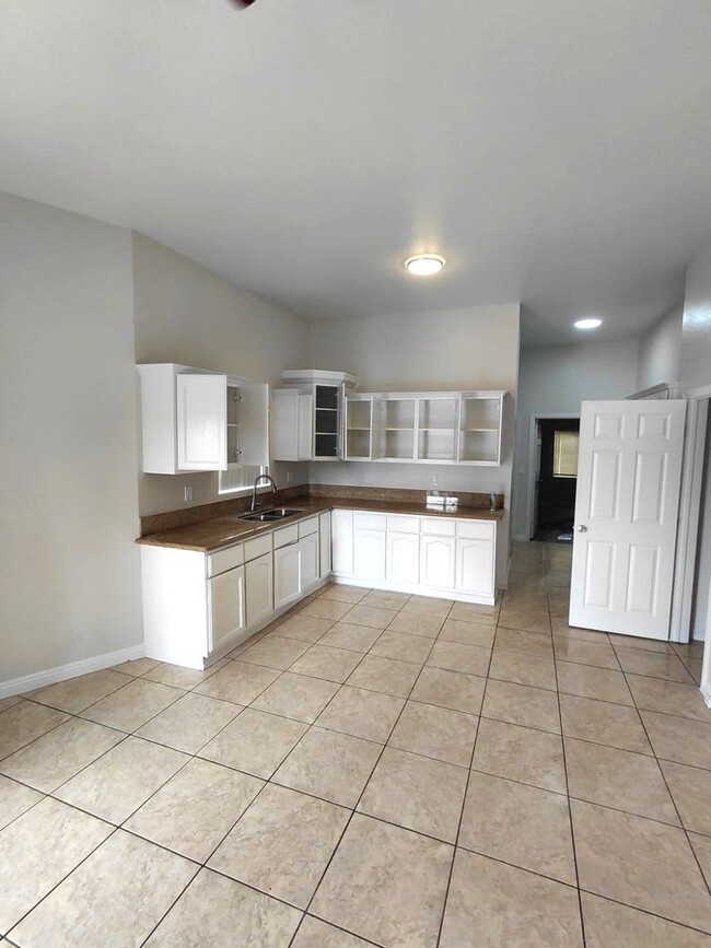 Photo - 851 W 93rd St Unit B