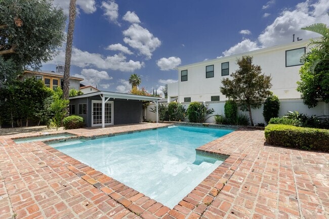 Building Photo - Spacious 5-Bedroom, 3-Bath Home with Pool ...