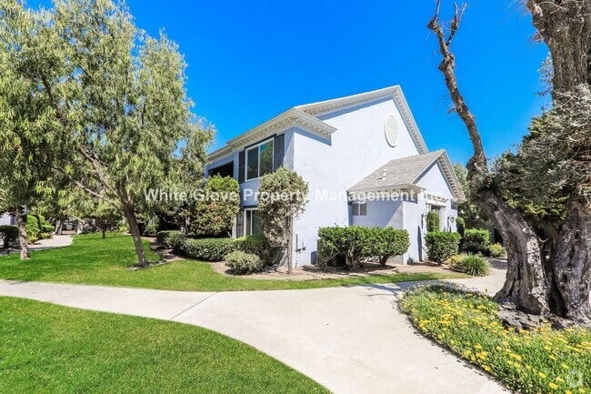 Building Photo - 2 Bedroom Fullerton Townhome