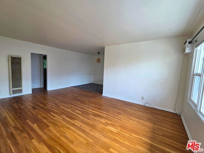 Building Photo - 7621 Hampton Ave Unit 203