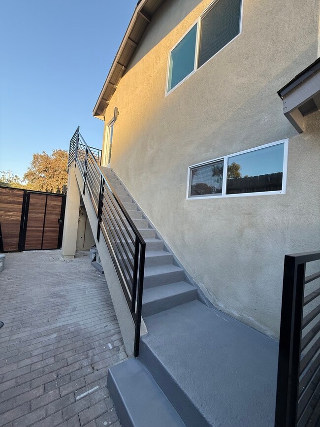 Building Photo - 1322 Oleander Ave Unit 1320