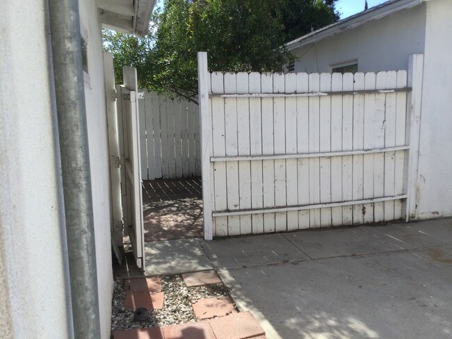 Photo - 20957 Community St