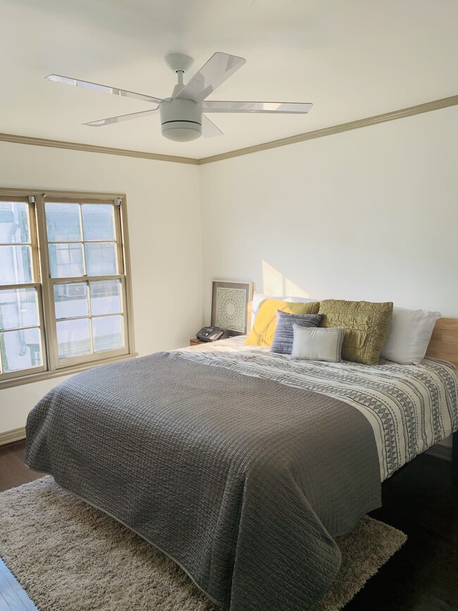 Bedroom King Size Bed - 3622 W Adams Blvd Apartment Unit 1