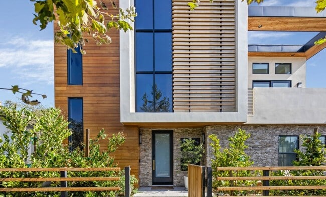 Building Photo - High-End Westside Rental on Washington Pl