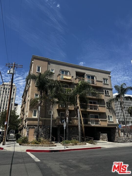 Building Photo - 3855 Ingraham St Unit 301