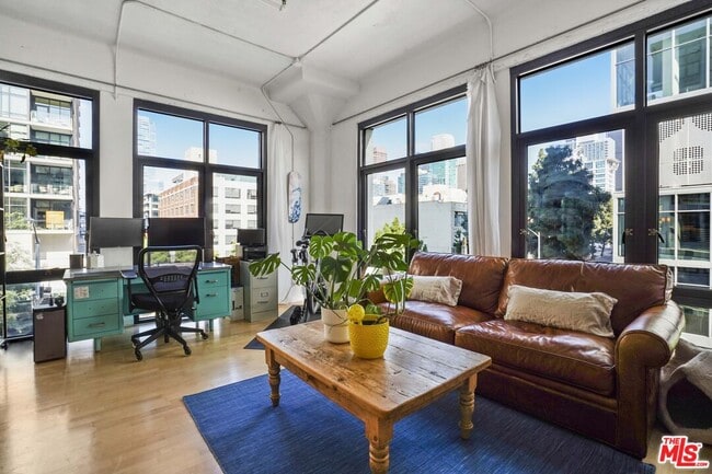 Building Photo - 330 W 11th St Unit 306