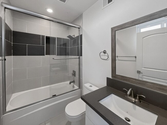 Photo - 1334 W 37th Pl