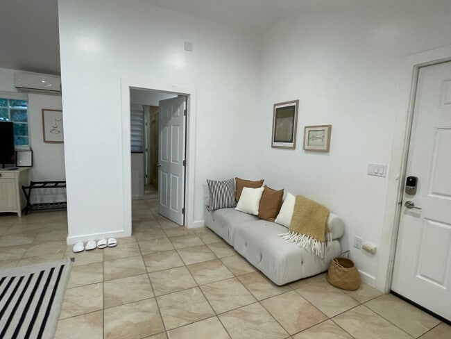 Photo - PRIVATE , FURNISHED Beverly Hills Studio Back House ! All utilities included