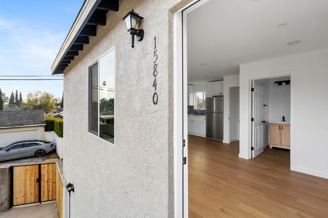 Photo - 15840 Chatsworth St