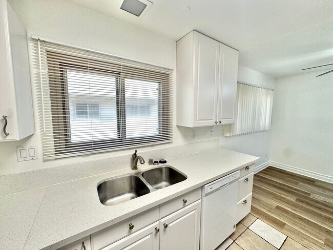 Photo - Beautiful 2bd/1.5ba Townhome in Pt. Loma Tennis Club! Pool, gym, jacuzzi, parking, views!