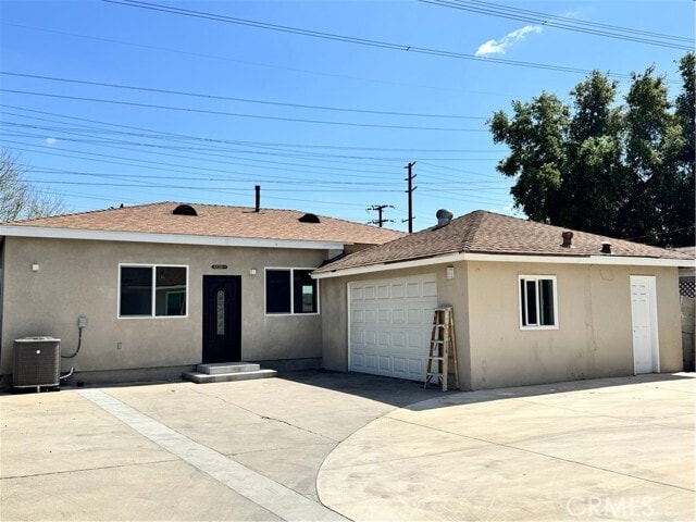 Building Photo - 5830 N Vista St