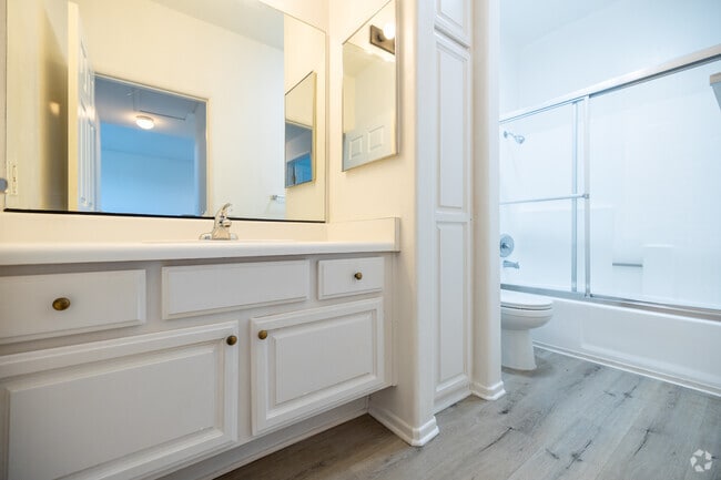 1BR, 1BA - 800SF - Bathroom - Tuscany Apartments