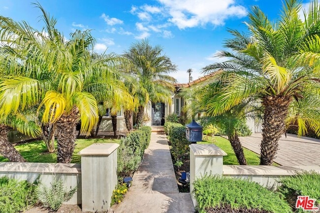 Building Photo - 326 N Doheny Dr