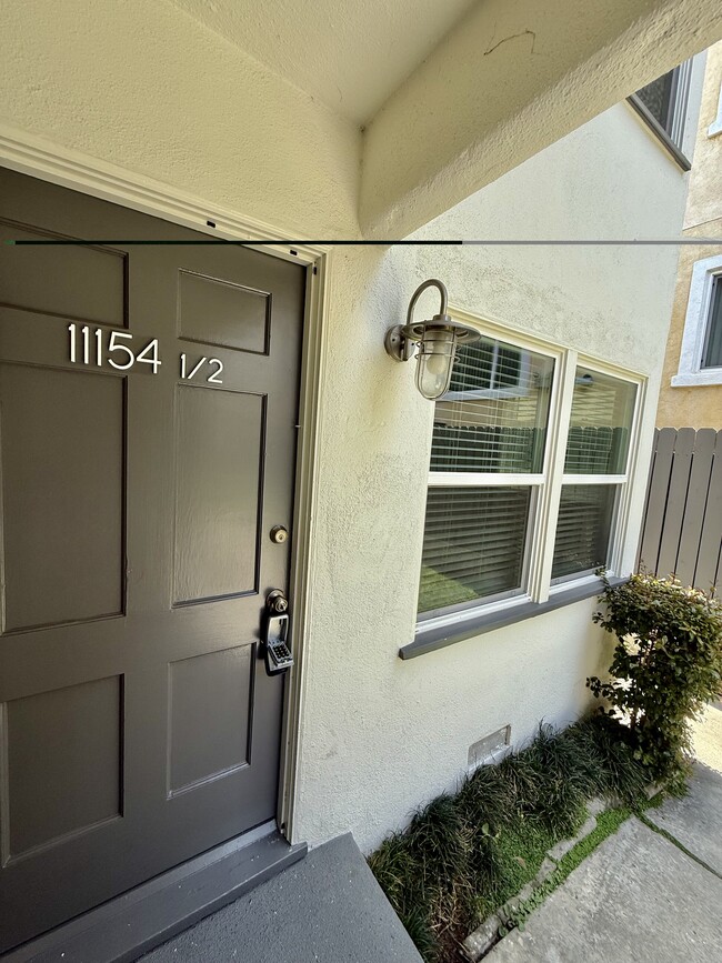 Unit 11154-1/2 - 11152-11154 Morrison St