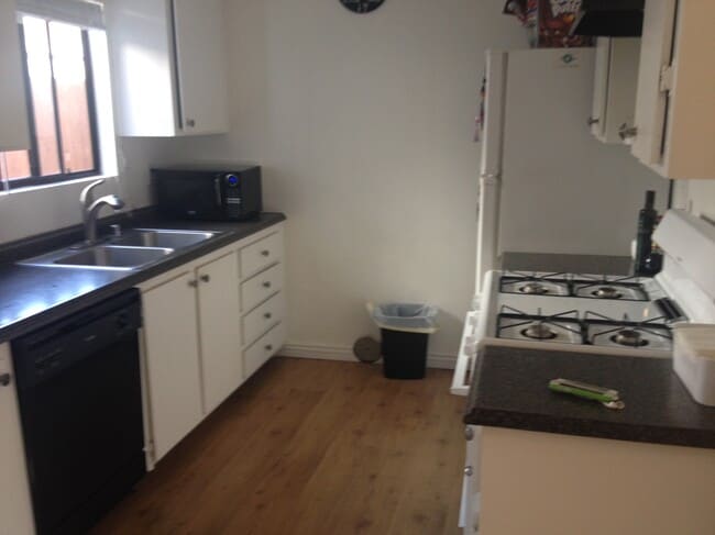 Building Photo - 933 Loma Ave Unit B