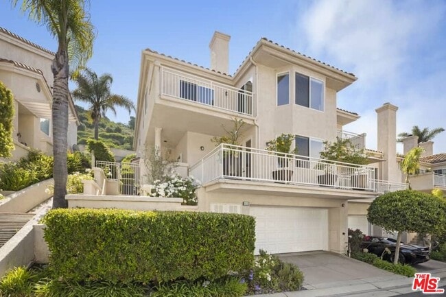 Building Photo - 668 Palisades Dr