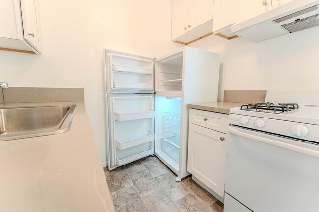 Kitchen and new appliances - 4030 38th St #7