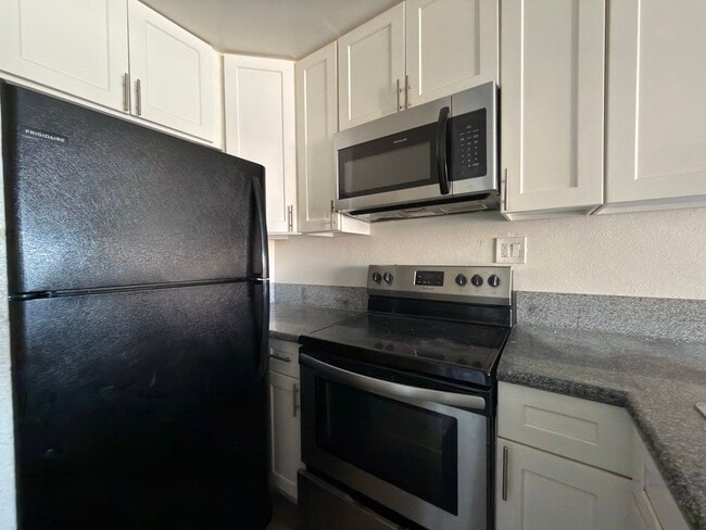 Building Photo - 9010 Tobias Ave Unit 116