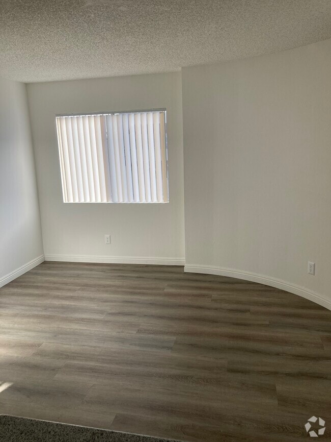 Building Photo - 2041 S Pacific Ave Unit 16 Rental
