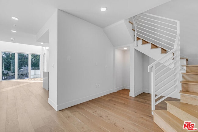 Building Photo - 2000 Beachwood Dr Unit 1