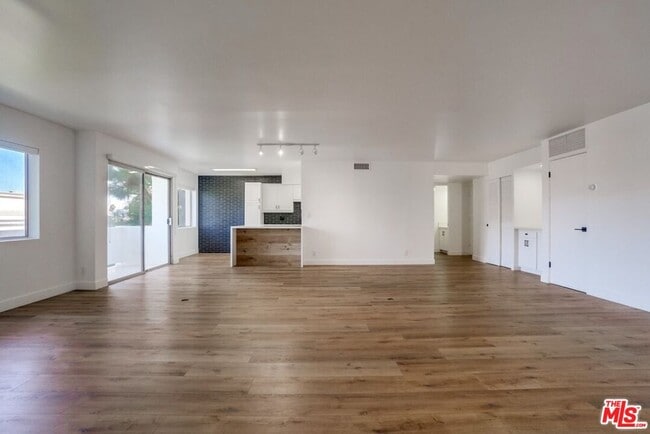 Photo - 435 N Oakhurst Dr Unit 701