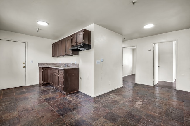 Photo - 5243 Huntington Dr Unit 4