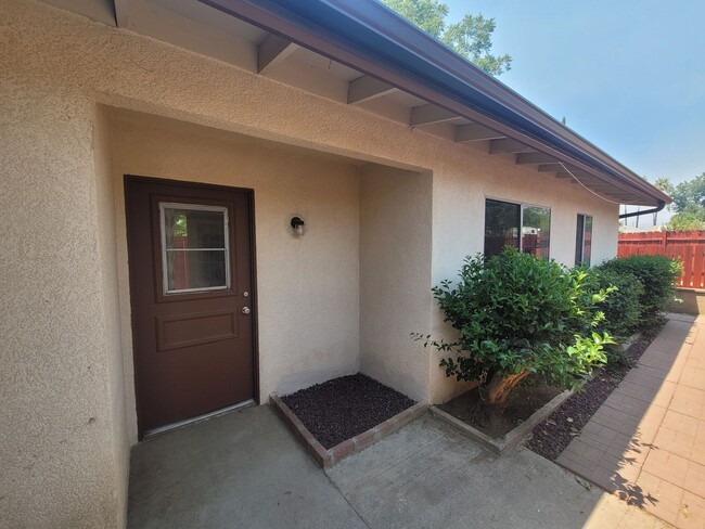 Single-Story 4-Bedroom Apartment in Yucaipa! - Single-Story 4-Bedroom Apartment in Yucaipa! Unit 34726 1/2