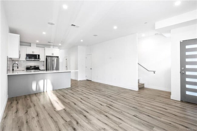 Photo - 10857 Morrison St