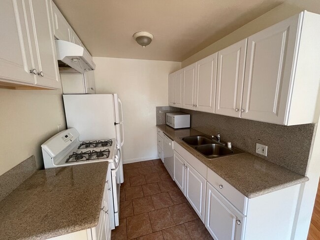 Photo - 11621 Mayfield Ave Apartments