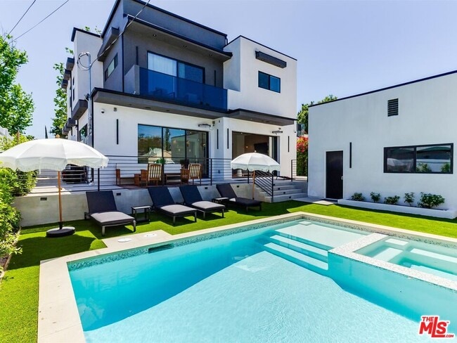 Building Photo - 5929 Hesperia Ave