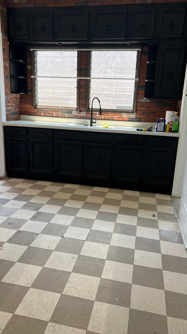 Photo - 1071 Dundas St