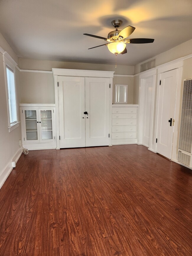 Building Photo - 3631 E 8th St Unit A