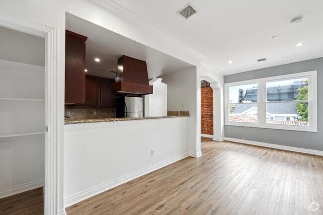 1BR, 1BA -650SF - 1236 N Flores St Apartments